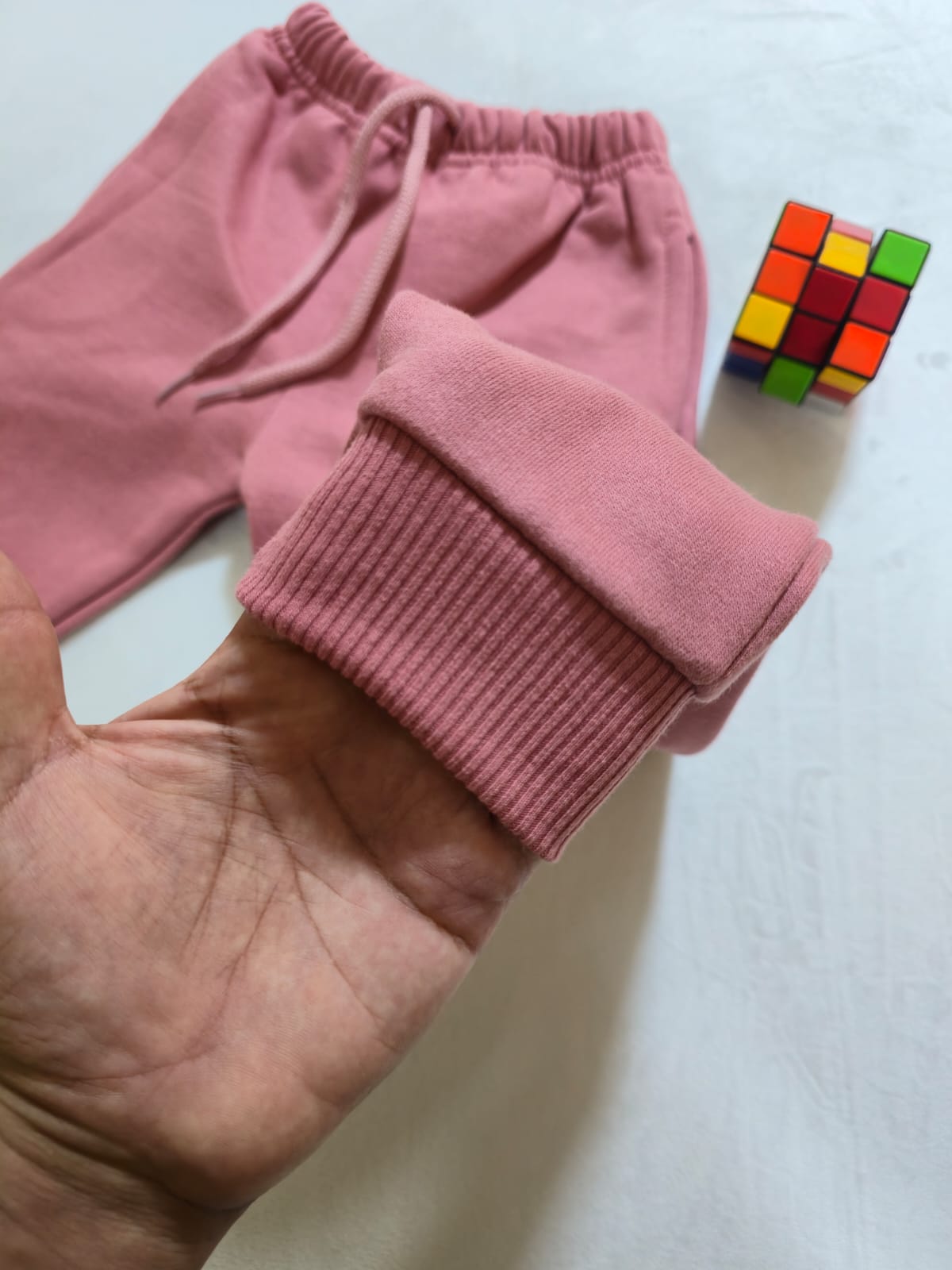 Detalle del puño rib en jogger clásico para niña color dusty rose en algodón franela Cali Kids