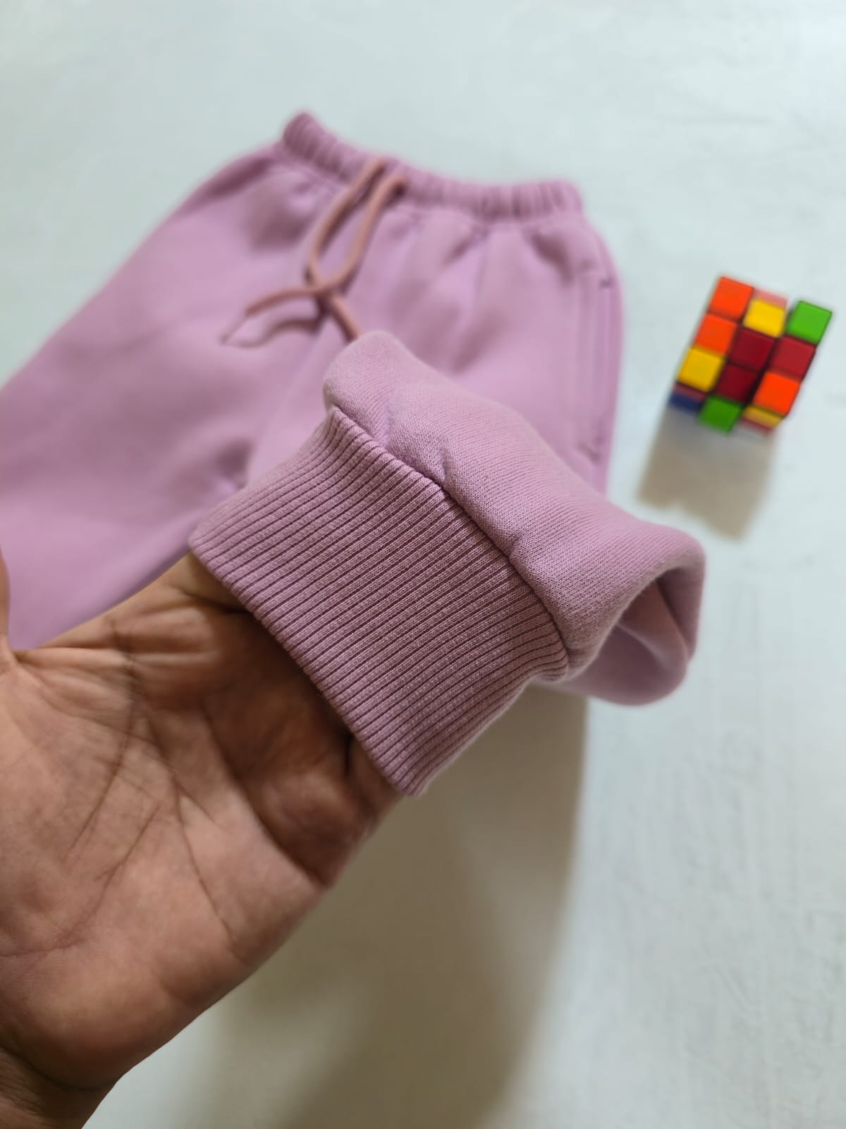 Detalle del puño rib en jogger clásico para niña color palo rosa en algodón franela Cali Kids