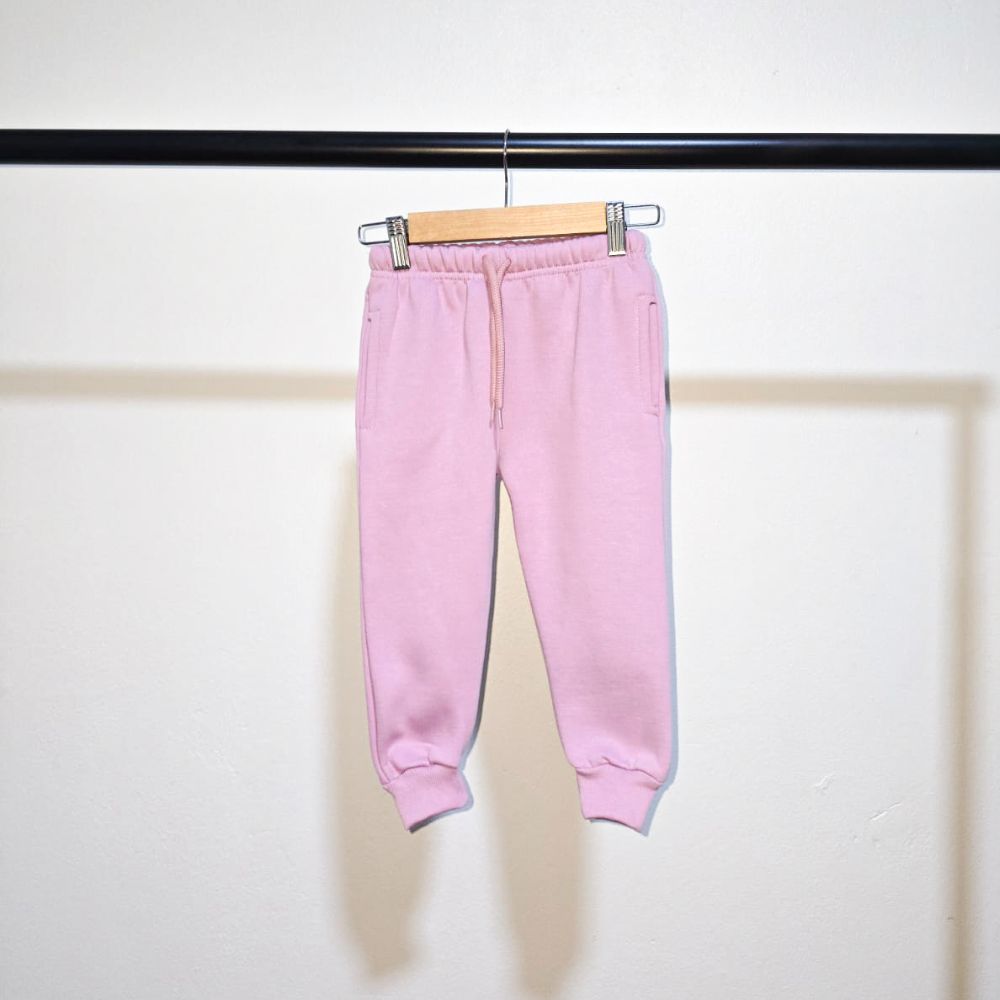 Jogger clásico para niña color palo rosa en algodón franela con pretina elástica y puños rib Cali Kids
